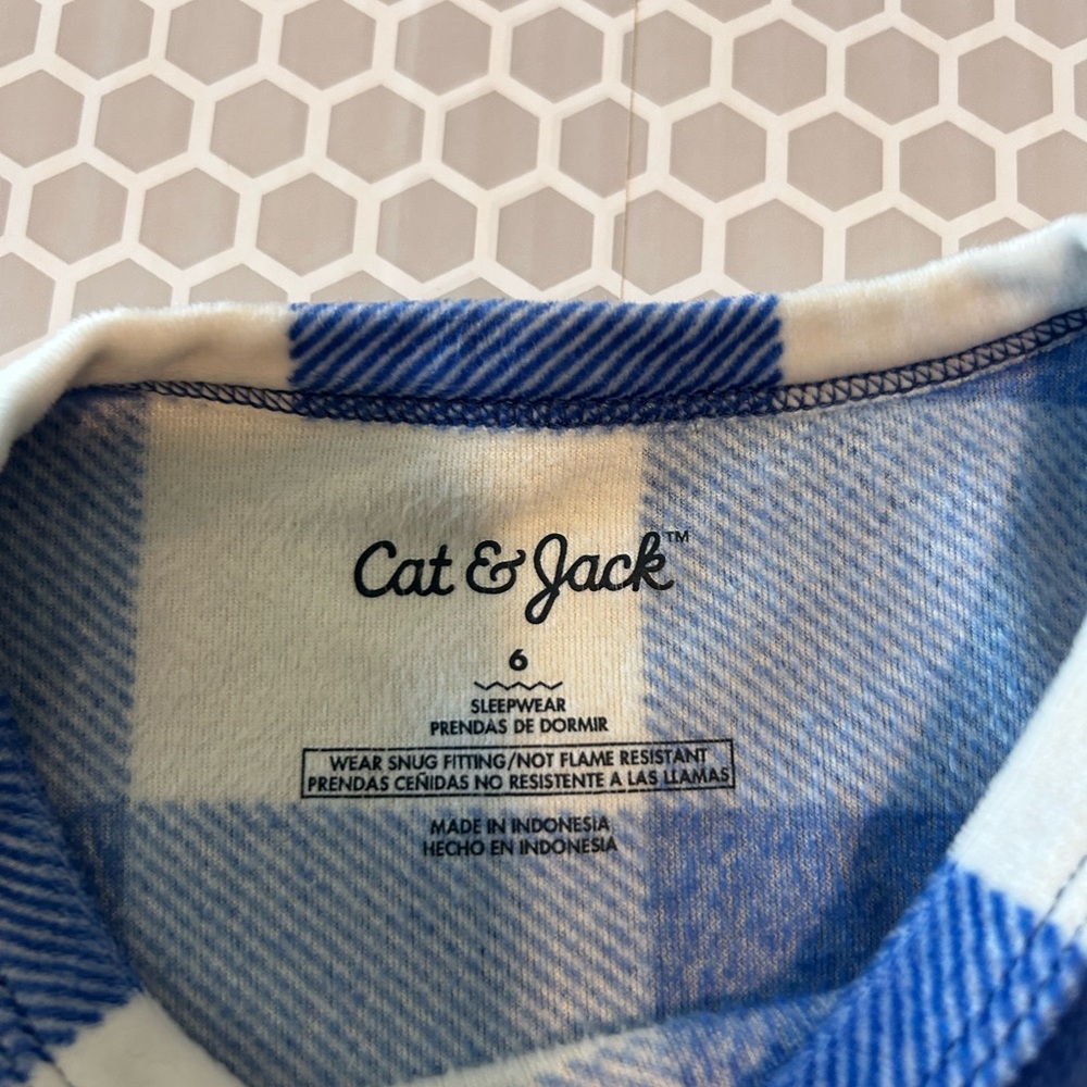 Cat & Jack Blue and White Buffalo Plaid Kids Pajama Set Size 6 - Picture 6 of 6